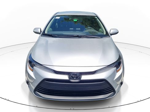 Used 2025 Toyota Corolla LE FWD image 2