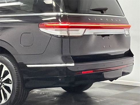 Used 2023 Lincoln Navigator L Reserve image 7