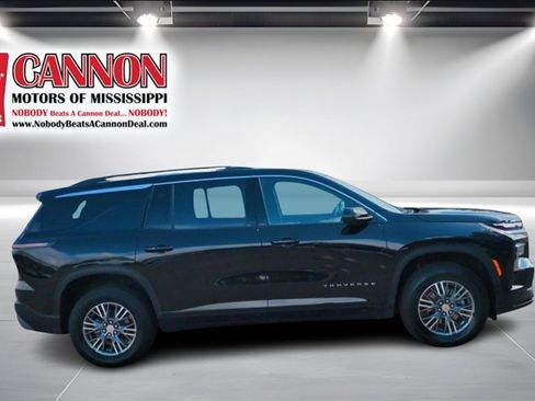 Used 2025 Chevrolet Traverse LT image 4