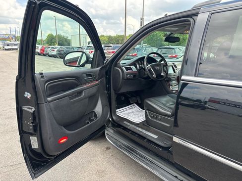 Used 2011 Cadillac Escalade ESV Luxury AWD/4WD image 17