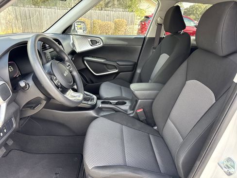 Used 2024 Kia Soul LX w/ LX Technology Package image 9