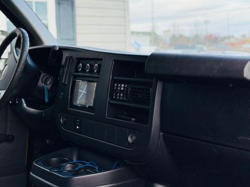 Used 2010 GMC Savana 3500 Extended image 12