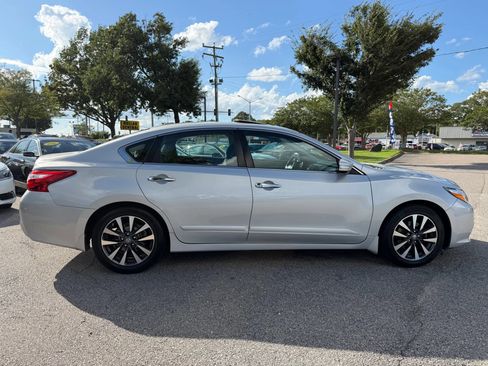 Used 2016 Nissan Altima 2.5 SV w/ Convenience Package FWD image 6