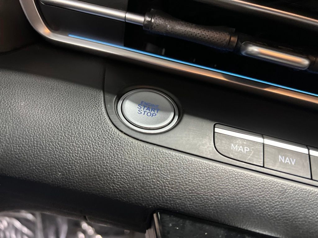 Used 2021 Hyundai Elantra Limited FWD image 30