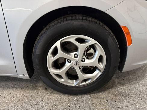 Used 2024 Chrysler Pacifica Limited FWD image 35