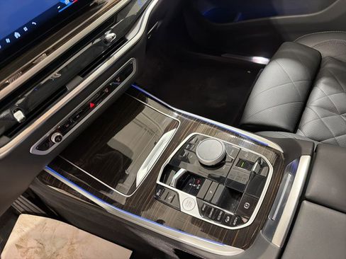 Used 2025 BMW X7 xDrive40i w/ Premium Package image 17