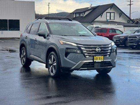 Used 2024 Nissan Rogue SL w/ SL Premium Package image 2