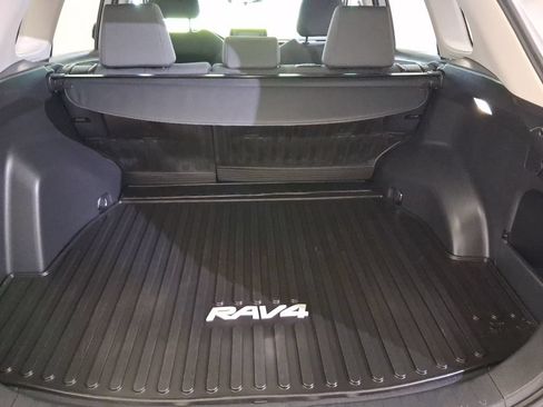 Used 2022 Toyota RAV4 XLE AWD/4WD image 9