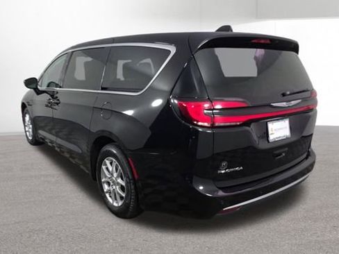 Used 2024 Chrysler Pacifica Touring-L FWD image 7