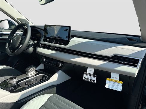 New 2025 Mitsubishi Outlander SE image 32