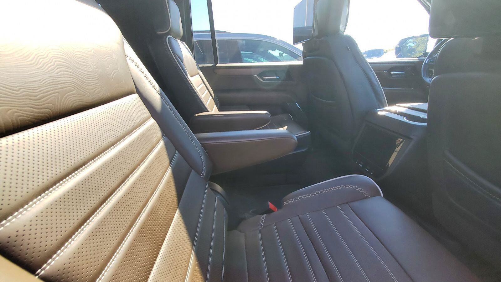 Used 2025 GMC Yukon XL Denali Ultimate w/ LPO, Floor Liner Package AWD/4WD image 6