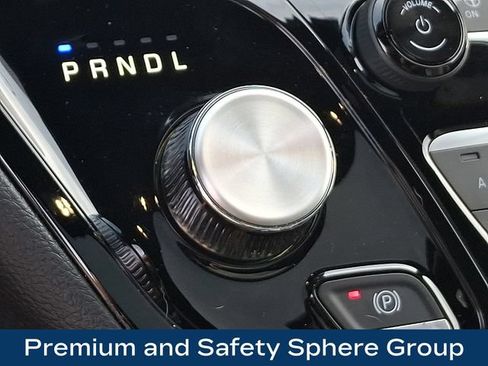 Used 2025 Chrysler Pacifica Premium FWD image 11