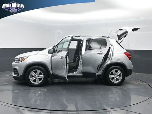 Used 2018 Chevrolet Trax LT w/ LT Convenience Package FWD image 28