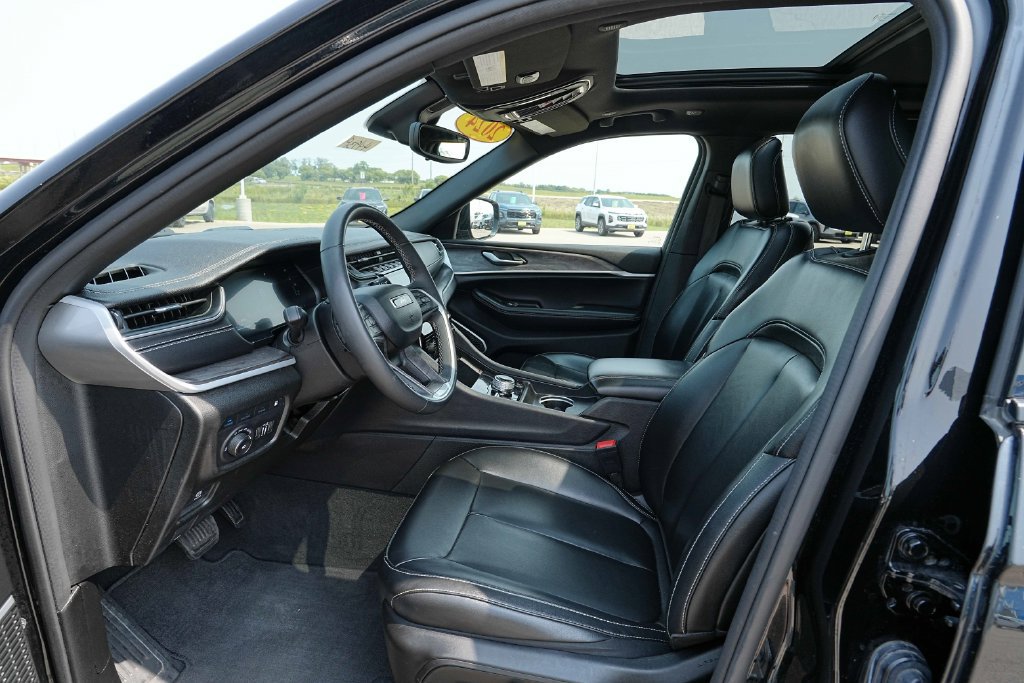 Used 2024 Jeep Grand Cherokee Limited 4xe AWD/4WD image 17