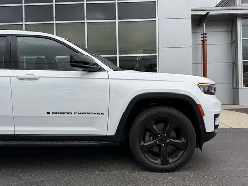 Used 2023 Jeep Grand Cherokee L Laredo AWD/4WD image 9