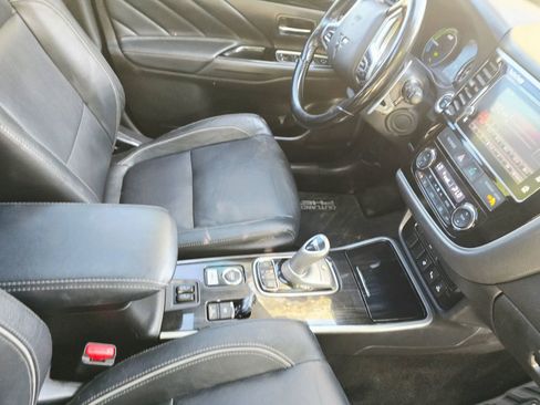 Used 2018 Mitsubishi Outlander SEL image 27