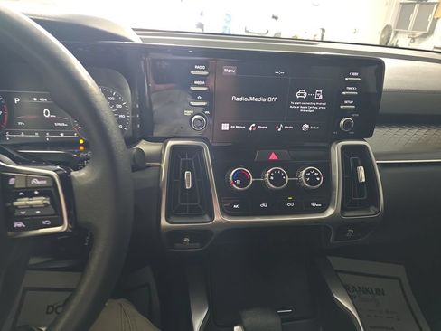 Used 2023 Kia Sorento LX FWD image 19