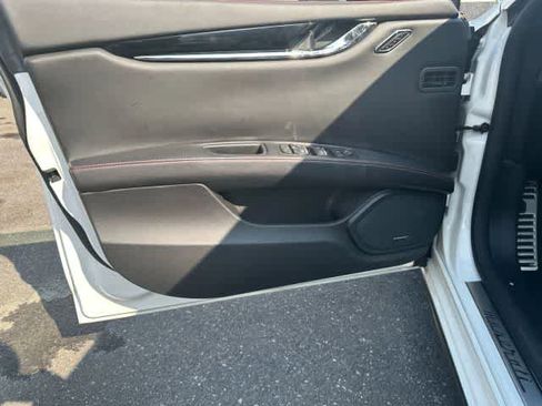 Used 2017 Maserati Quattroporte S image 11