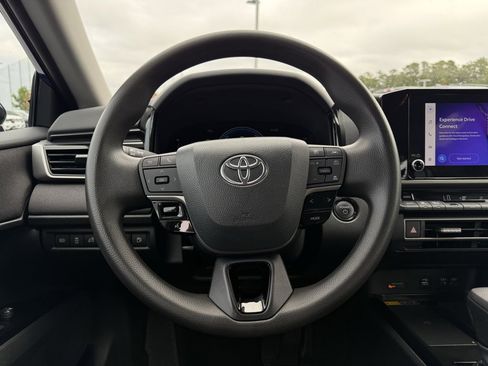 Used 2025 Toyota Camry SE image 14