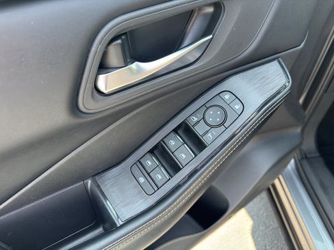 Used 2025 Nissan Rogue SV AWD/4WD image 12