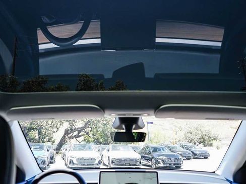 Used 2025 Tesla Model Y Long Range RWD image 10