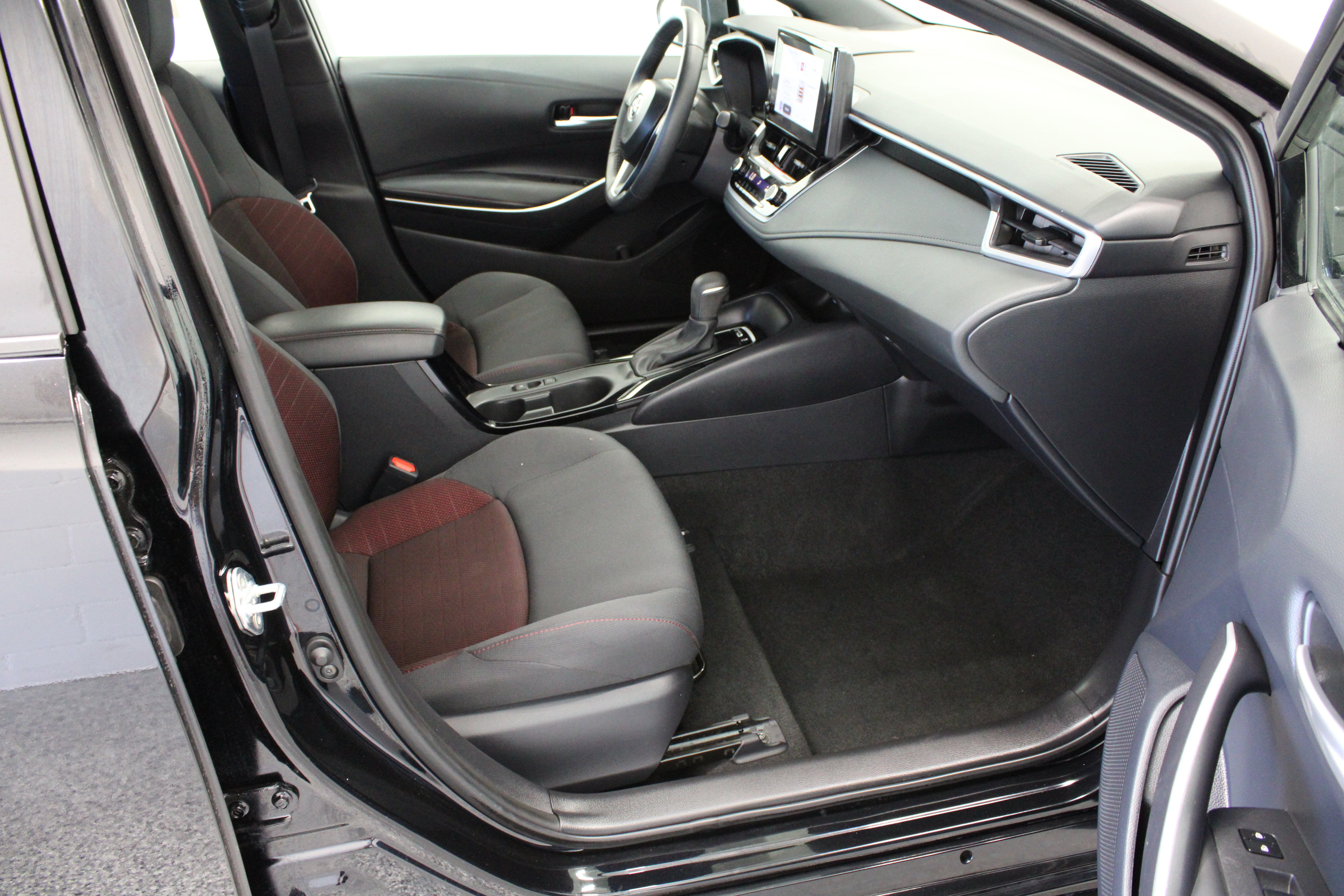Certified 2024 Toyota Corolla SE FWD image 34