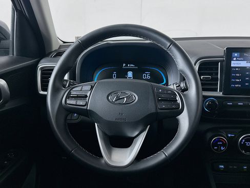 Used 2025 Hyundai Venue SEL image 18