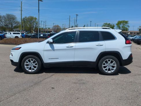 Used 2018 Jeep Cherokee Latitude Plus w/ Cold Weather Group FWD image 5