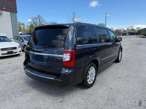 Used 2014 Chrysler Town & Country Touring image 15