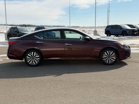 Used 2024 Nissan Altima 2.5 SV image 5