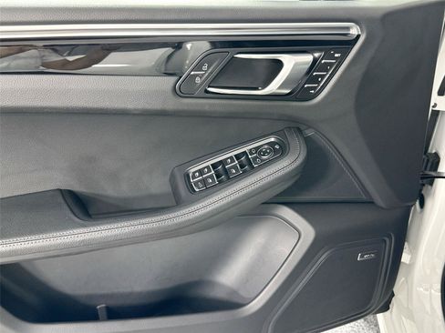 Certified 2025 Porsche Macan AWD/4WD image 33