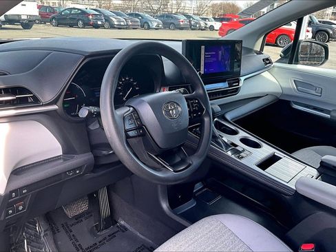 Used 2025 Toyota Sienna LE image 13