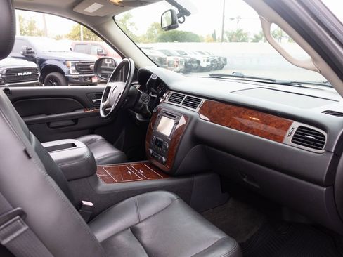 Used 2013 Chevrolet Avalanche LTZ image 24