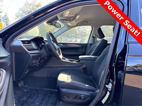 Used 2023 Jeep Grand Cherokee Laredo image 11