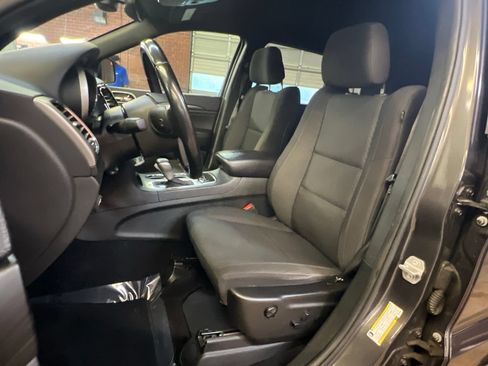 Used 2019 Jeep Grand Cherokee Laredo w/ 18" Wheel & 8.4" Radio Group RWD image 10