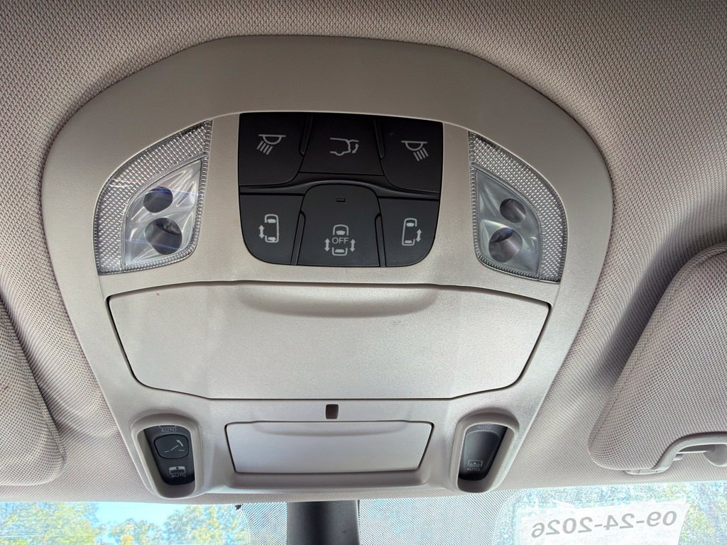 Used 2023 Chrysler Pacifica Limited FWD image 41