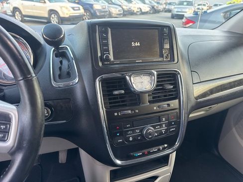 Used 2016 Chrysler Town & Country Touring w/ Driver Convenience Group image 11