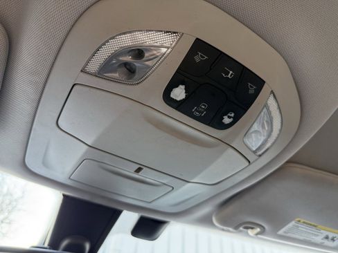 Used 2017 Chrysler Pacifica Touring-L image 10