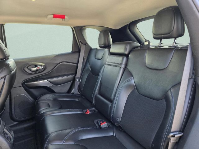 Used 2019 Jeep Cherokee Latitude Plus w/ Comfort/Convenience Group FWD image 27