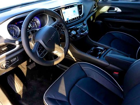 New 2026 Chrysler Pacifica Limited image 10