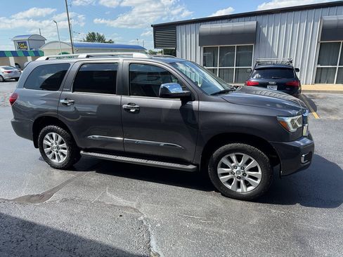 Used 2018 Toyota Sequoia Platinum w/ Preferred Accessory Package AWD/4WD image 5