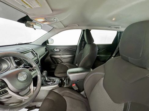 Used 2019 Jeep Cherokee Latitude w/ Popular Appearance Group FWD image 20