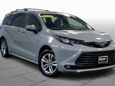 Used 2023 Toyota Sienna XLE Woodland Edition image 2