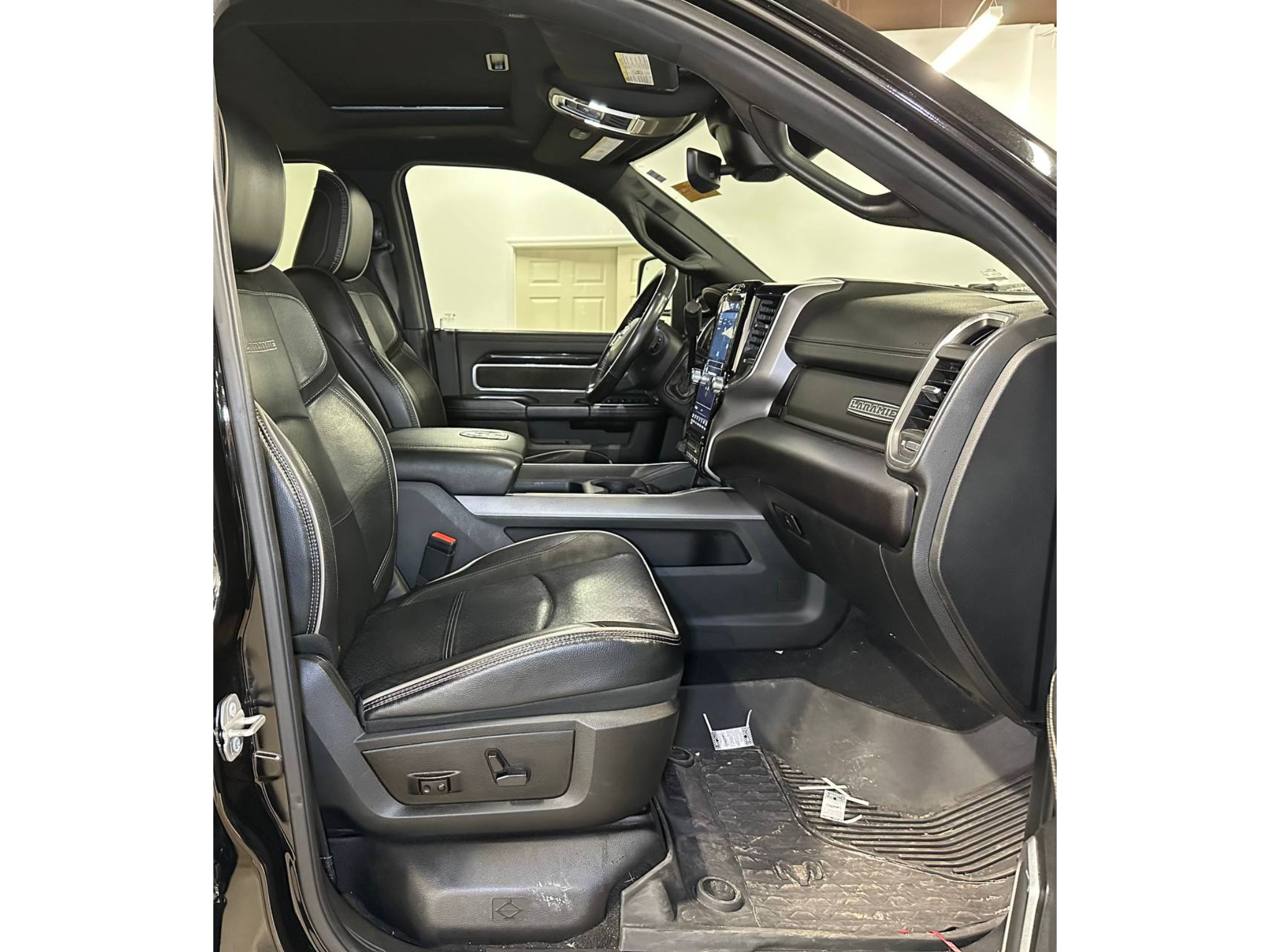 Used 2023 RAM 3500 Laramie AWD/4WD image 28