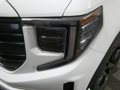 Used 2024 GMC Sierra 1500 Elevation w/ X31 Off-Road Package AWD/4WD image 10
