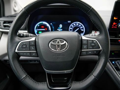 Used 2022 Toyota Sienna Limited image 25