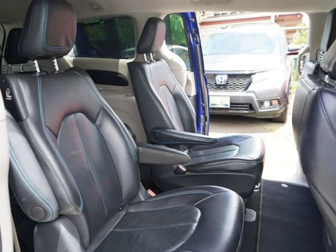 Used 2021 Chrysler Pacifica Touring-L FWD image 21