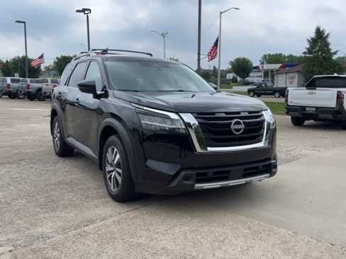 Used 2024 Nissan Pathfinder SL FWD image 3