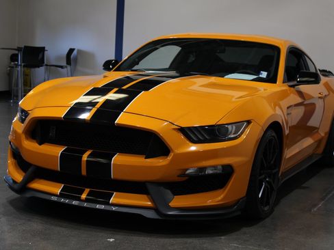 Used 2018 Ford Mustang Shelby GT350 w/ Convenience Package RWD image 9
