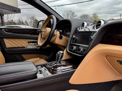 Used 2017 Bentley Bentayga image 12